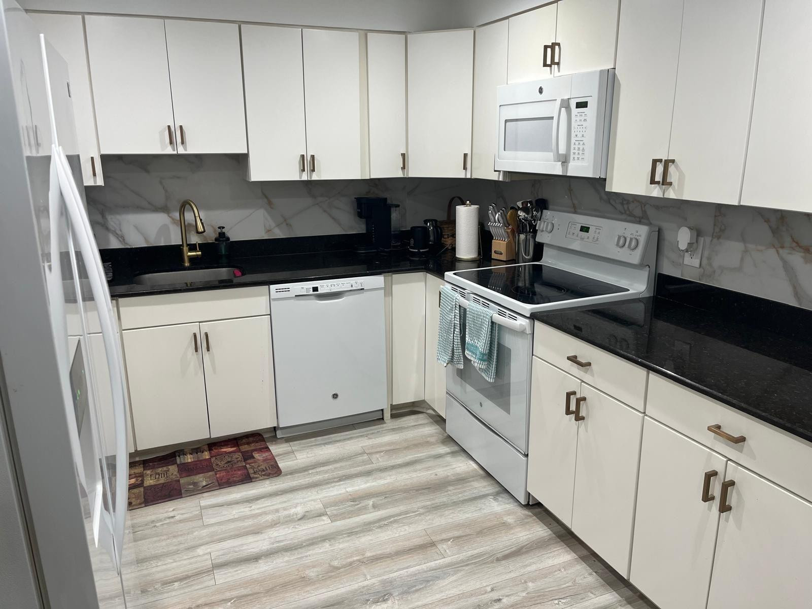 COUNTRY CLUB APTS AT BONA - Residential