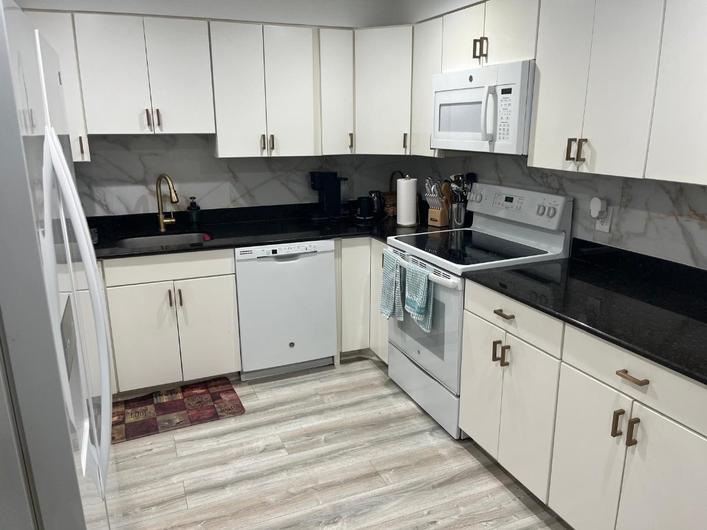 COUNTRY CLUB APTS AT BONA - Residential