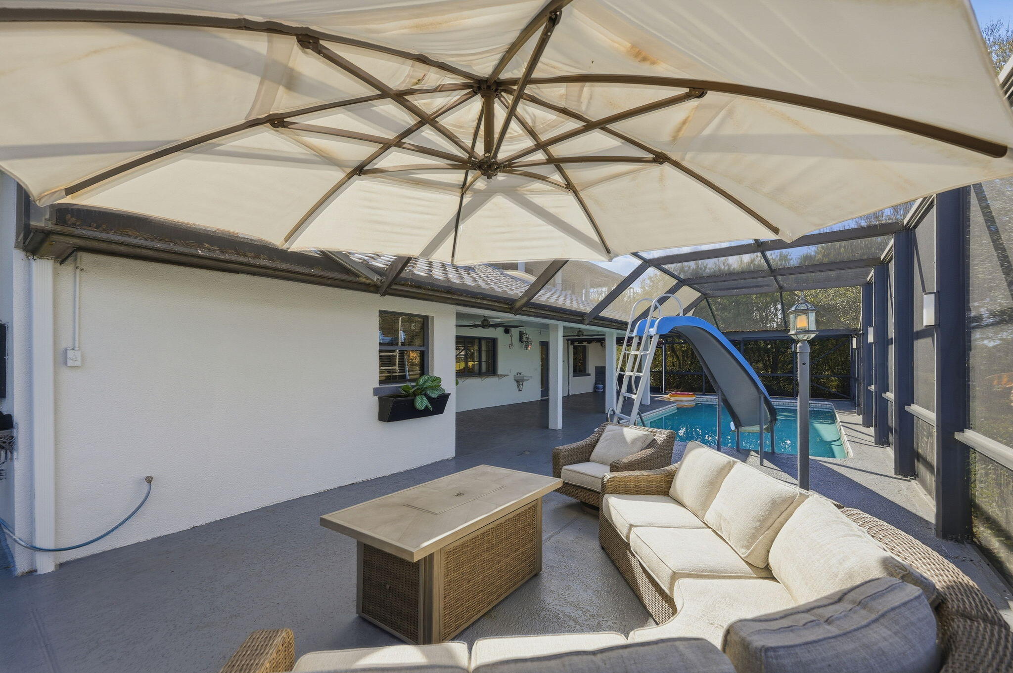 COUNTRY CLUB ESTATES - Residential