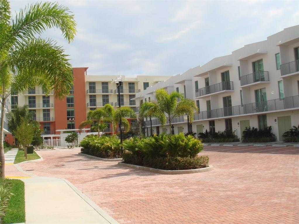 The Courtyard at Hollywoo - Residential