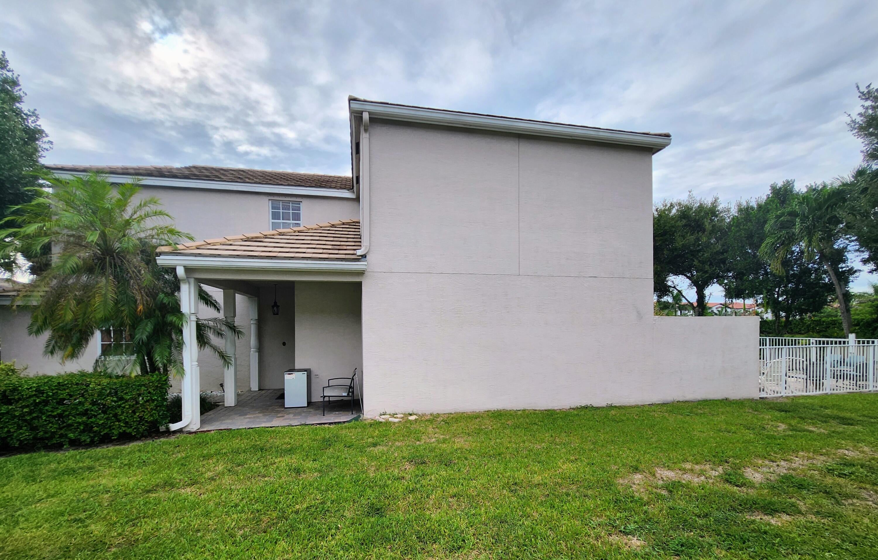 180 KENSINGTON Way