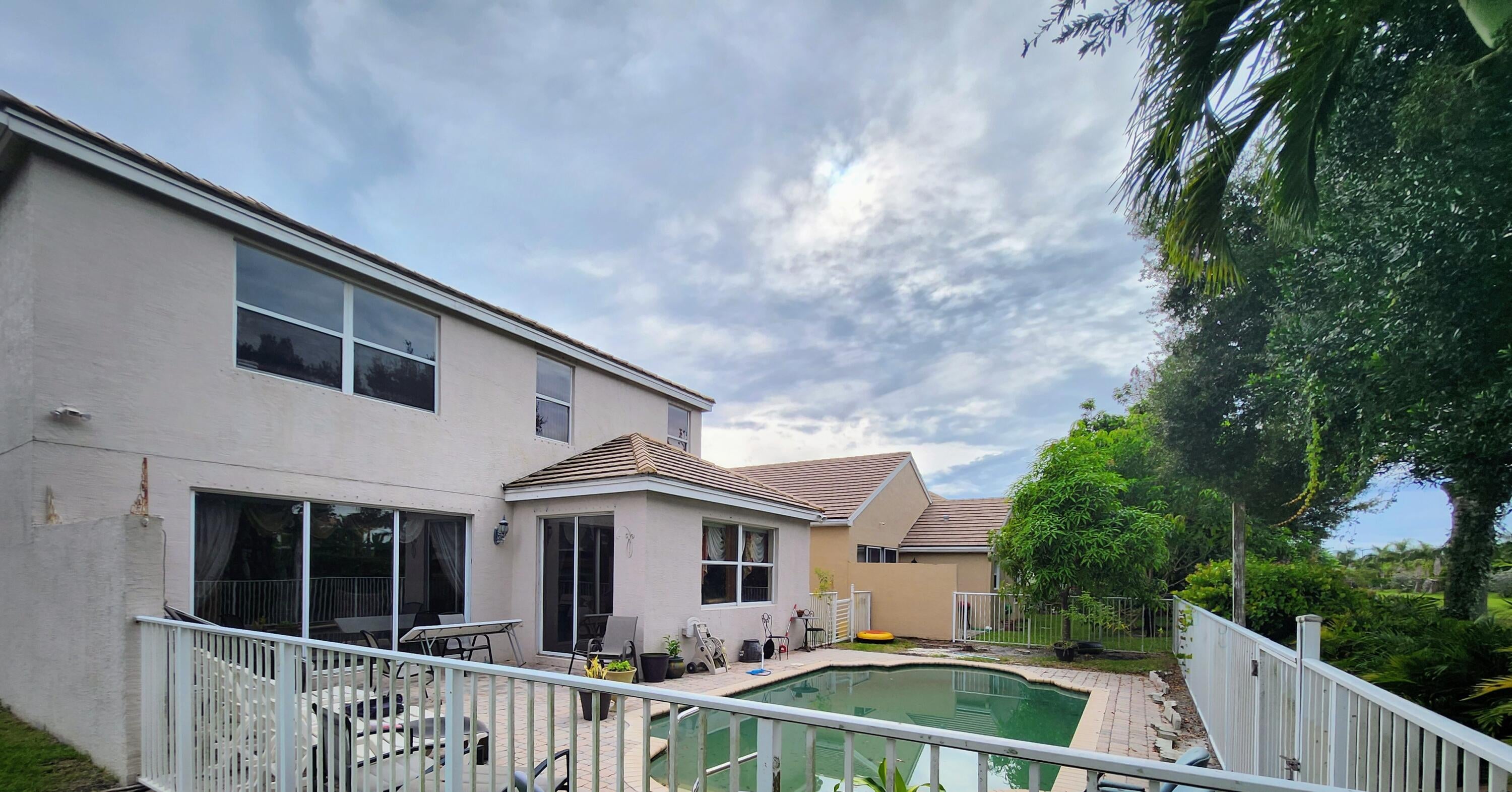 180 KENSINGTON Way