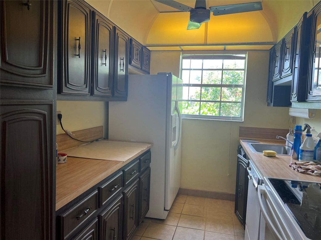 Photo of 1267 S High Point Place #B, Delray Beach, FL 33445 (MLS # F10390082)