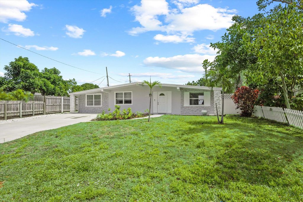 Photo of 326 Glen Arbor Terrace, Boynton Beach, FL 33426 (MLS # R11076394)