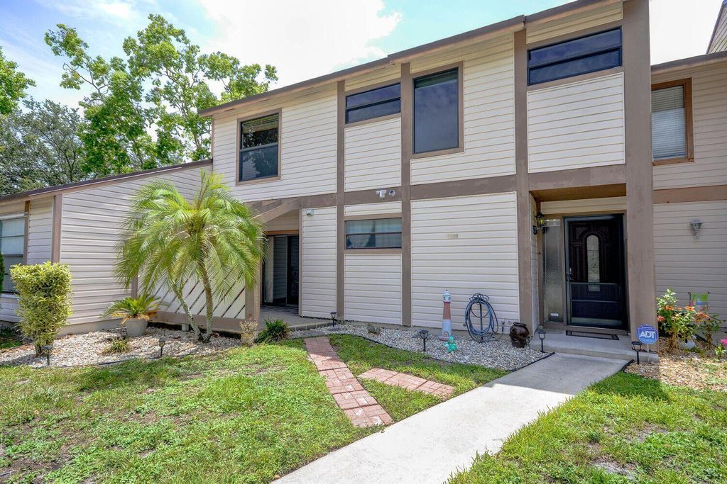 Photo of 122 Sherwood Circle #10b, Jupiter, FL 33458 (MLS # R11143352)