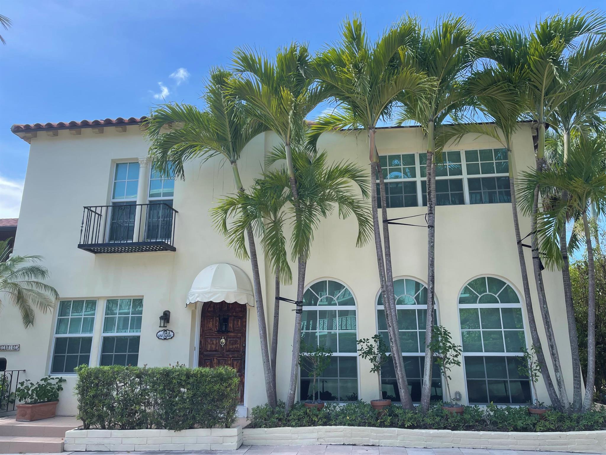 Lives like a home! Conveniently located in the heart of Palm Beach near many of the eating establishments and fabulous shopping on Worth Ave. , the beach, the bike trail and more. This second floor condo offers an oversized eat-in kitchen and a deck for al fresco dining. Available immediately!