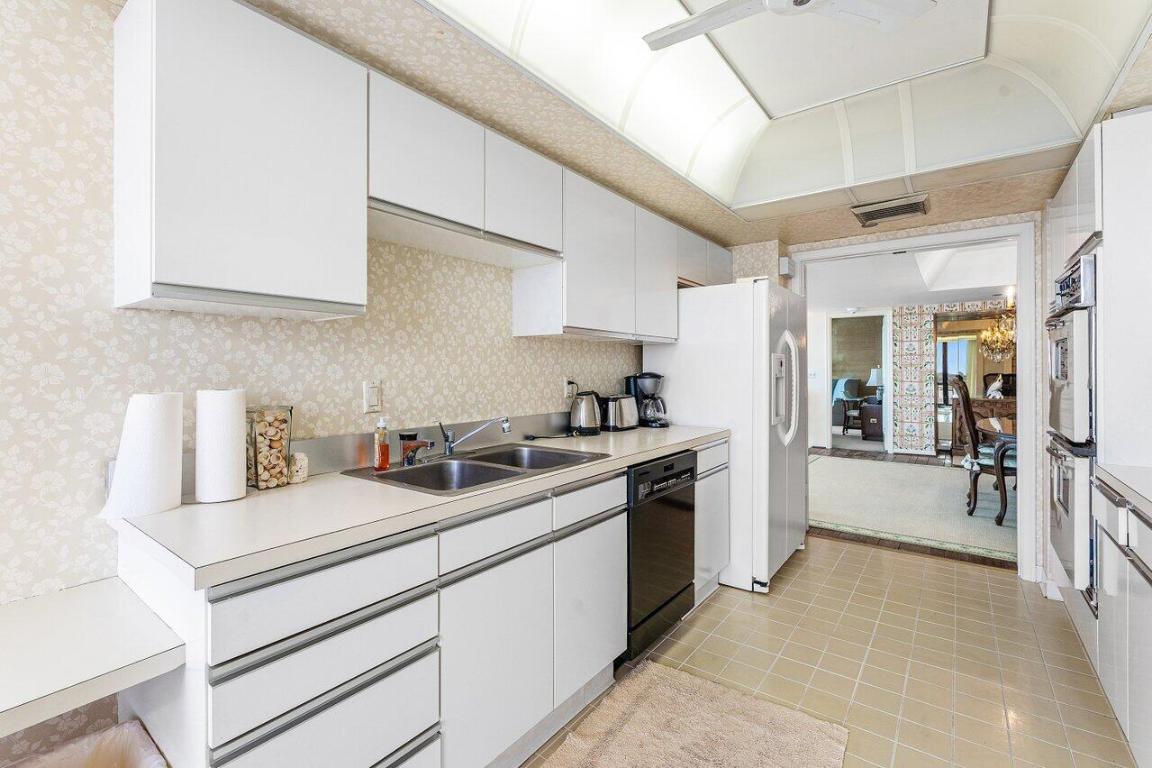 BEACH POINT CONDO - Residential