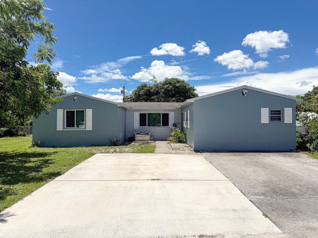 Photo of 1097 Palmetto Road, Haverhill, FL 33417 (MLS # R11110060)