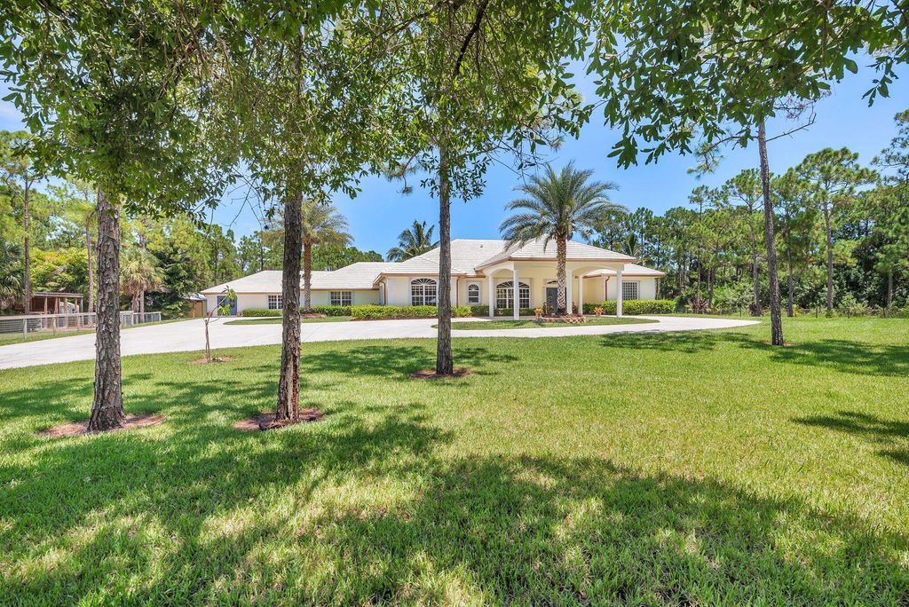 Photo of 14819 Broken Arrow Place, Palm Beach Gardens, FL 33418 (MLS # R10910971)