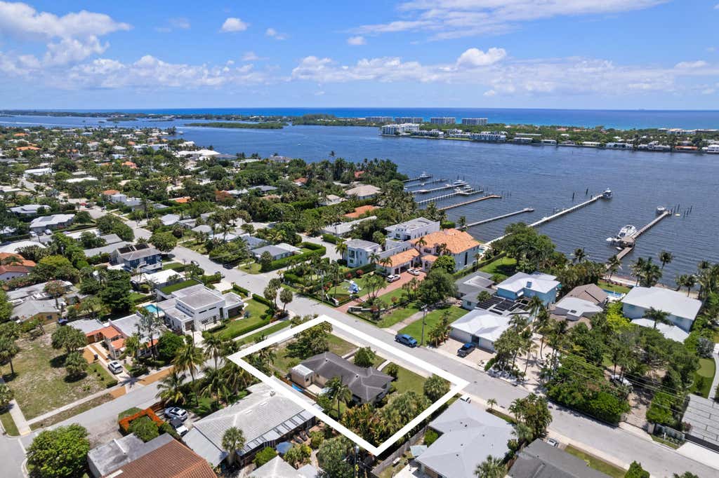 Photo of 1725 N Lakeside Drive, Lake Worth Beach, FL 33460 (MLS # B26040896)