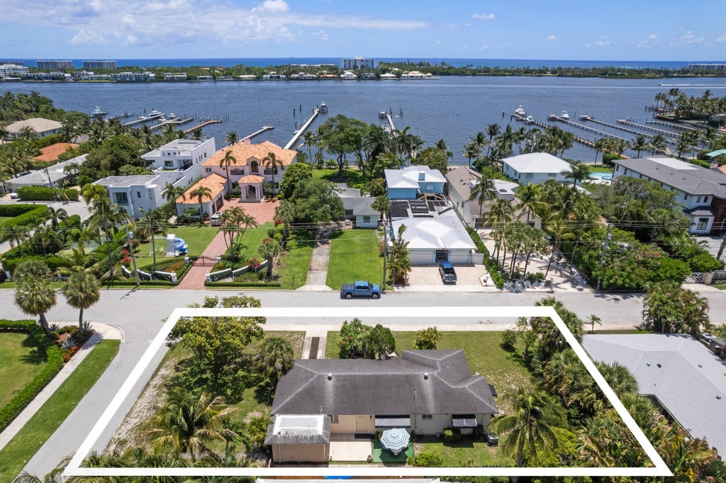 Photo of 1725 N Lakeside Drive, Lake Worth Beach, FL 33460 (MLS # B26040896)
