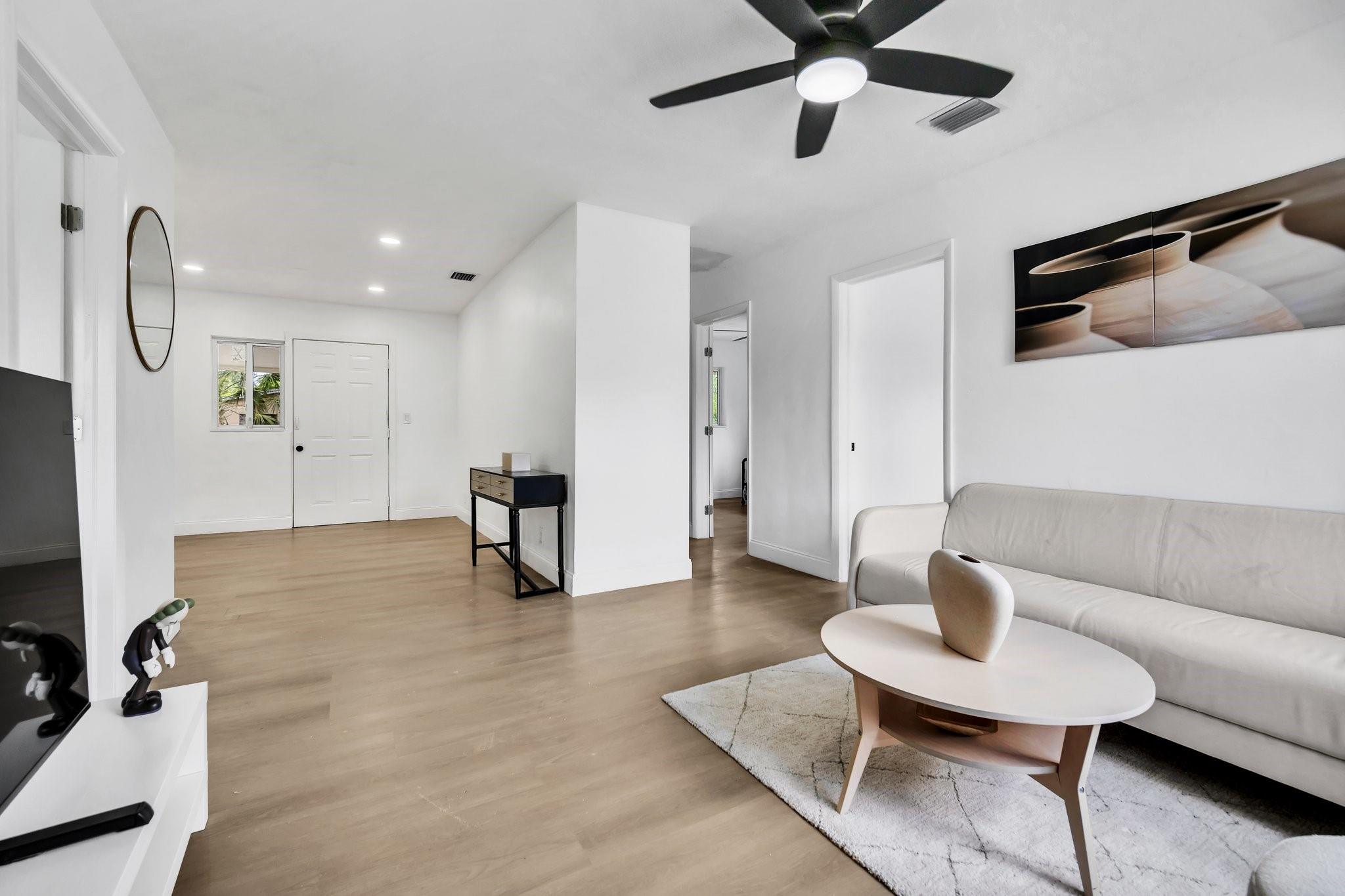 1070 NW 25th Way, Fort Lauderdale, FL, 33311/$419,900 4 1070 NW 25th Way