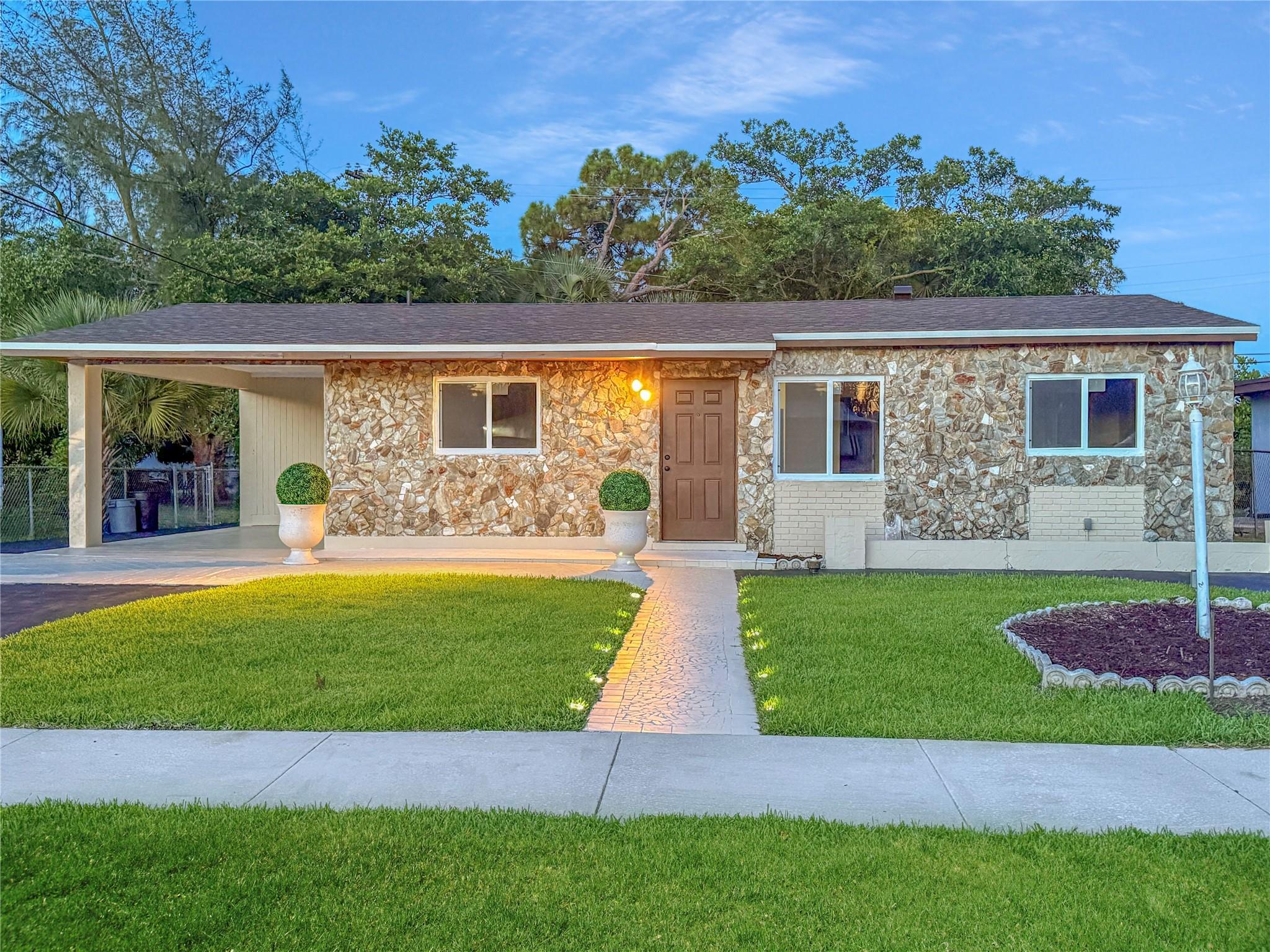 1070 NW 25th Way, Fort Lauderdale, FL, 33311/$419,900 2 1070 NW 25th Way