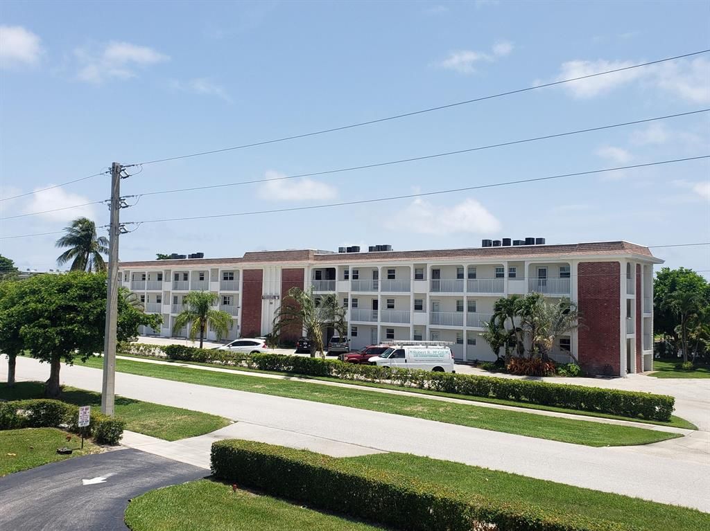 Photo of 236 Castlewood Drive #307, North Palm Beach, FL 33408 (MLS # R10730801)