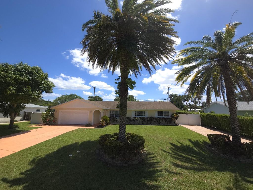 Photo of 4554 Franwood Drive, Delray Beach, FL 33445 (MLS # B26018935)