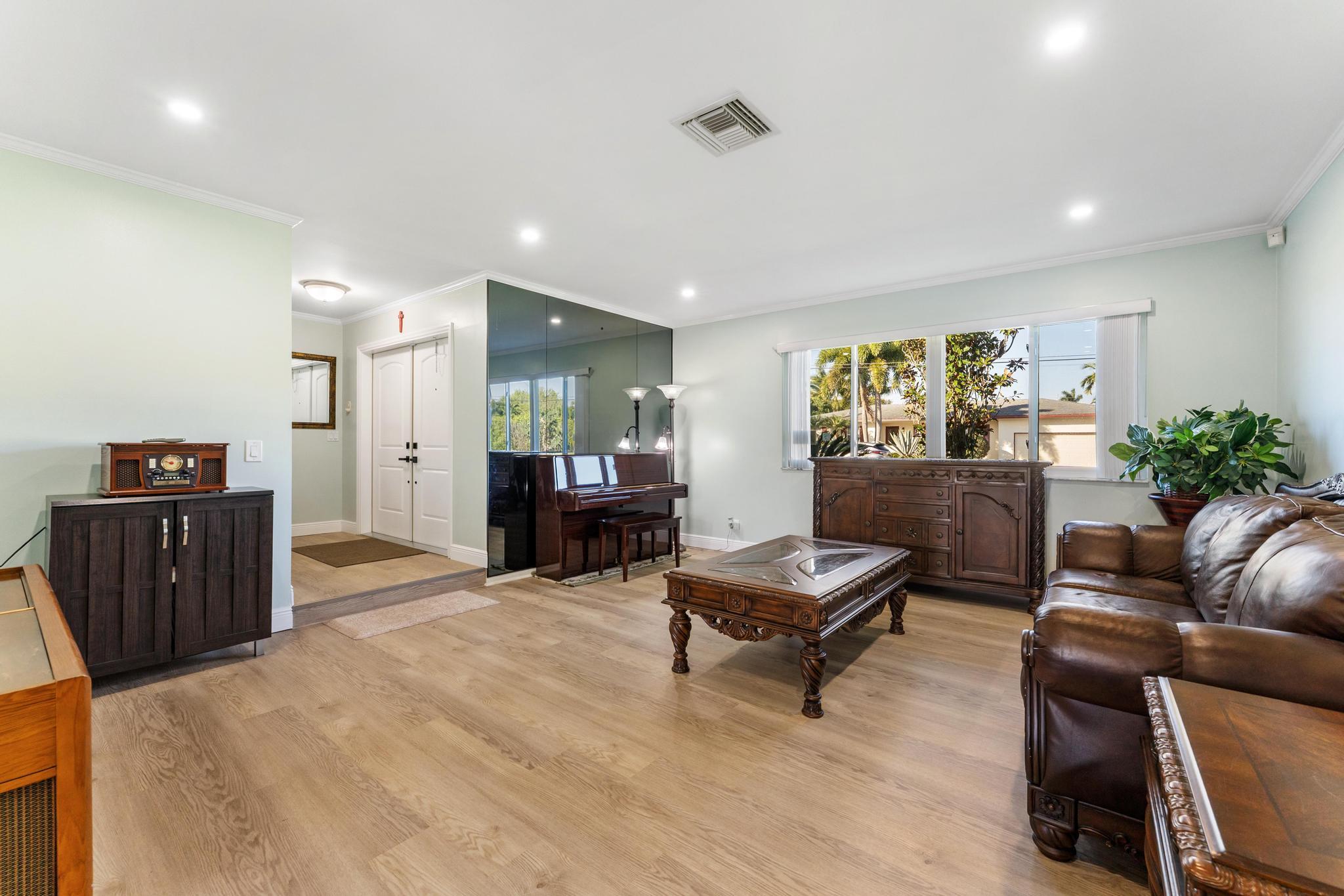 LAKE CLARKE ISLE IN - Residential