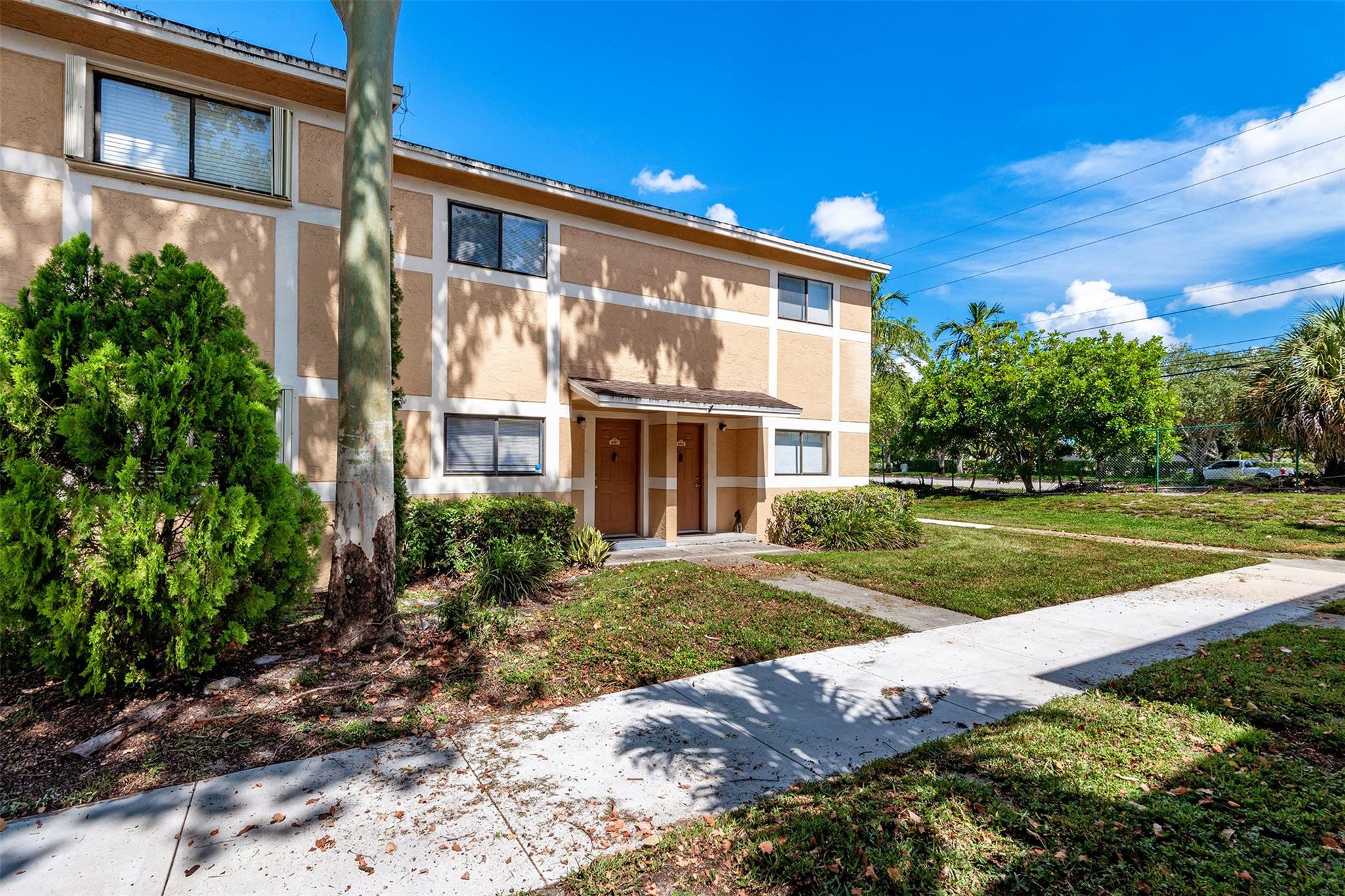 Beautifully Renovated 2-Bed/2.5-Bath Townhouse in Prime Pembroke Pines Location!
This spacious and fully updated townhouse offers the perfect blend of comfort and convenience. Located in the heart of Pembroke Pines, just minutes from major highways, shopping centers, top-rated hospitals, and dining options.
Enjoy modern finishes throughout, a bright and open layout, and two generously sized bedrooms each with its own bathroom. The community features a clubhouse, tennis courts, a children’s play area, and more — ideal for families and active lifestyles.
Don’t miss this opportunity to live in one of the most central and desirable areas of Pembroke Pines