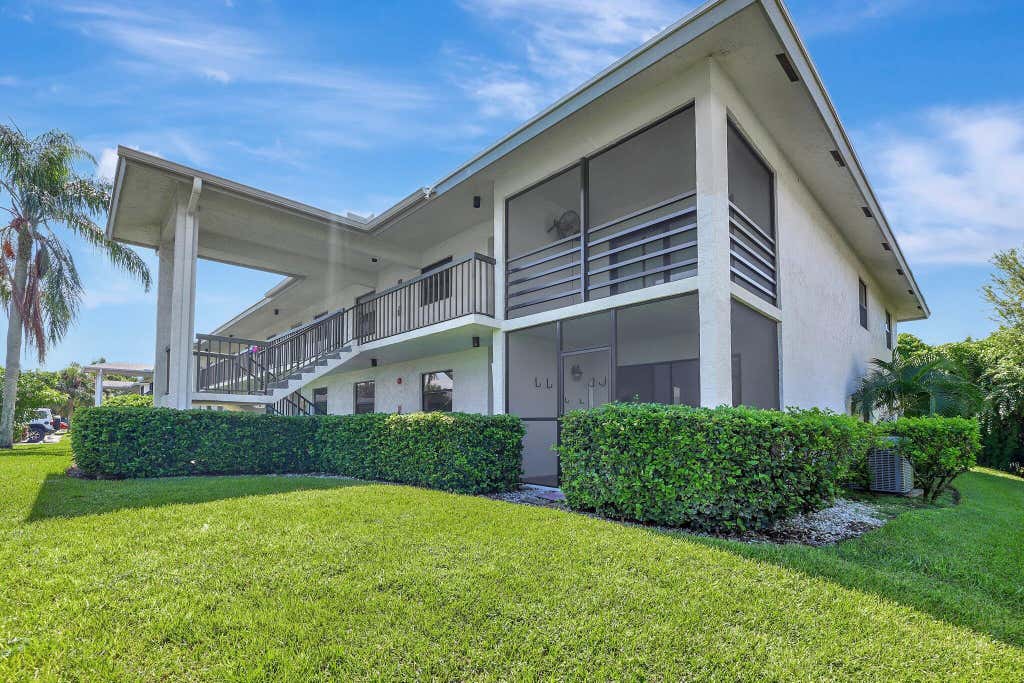 Photo of 1200 SE Parkview Place #F-5, Stuart, FL 34994 (MLS # B26061789)