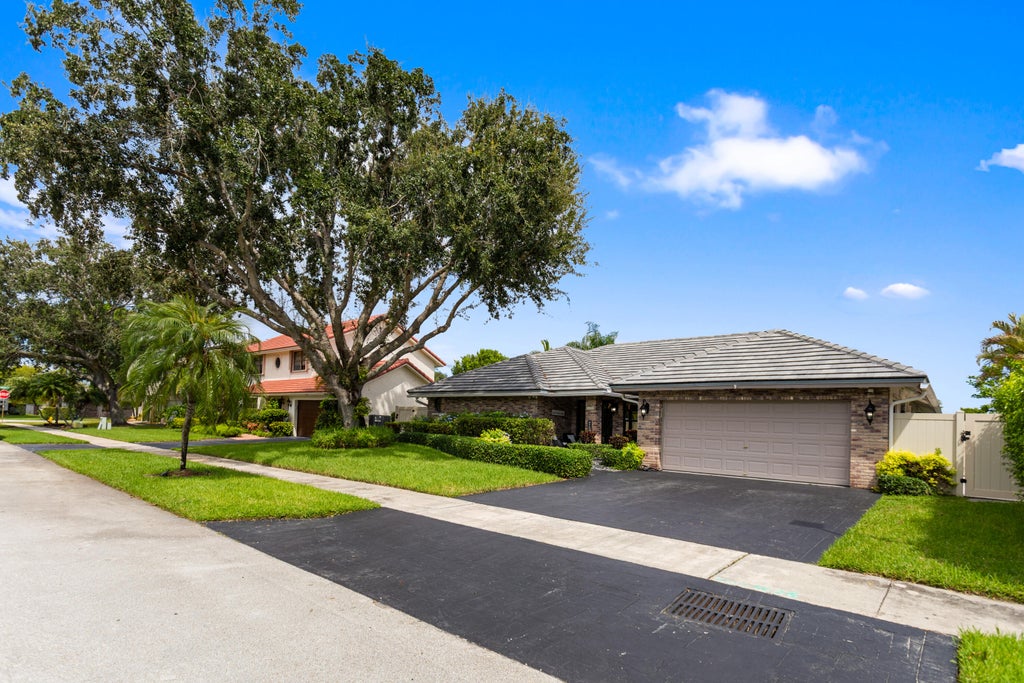 Photo of 14251 APPALACHIAN Trail, Davie, FL 33325 (MLS # B26069525)