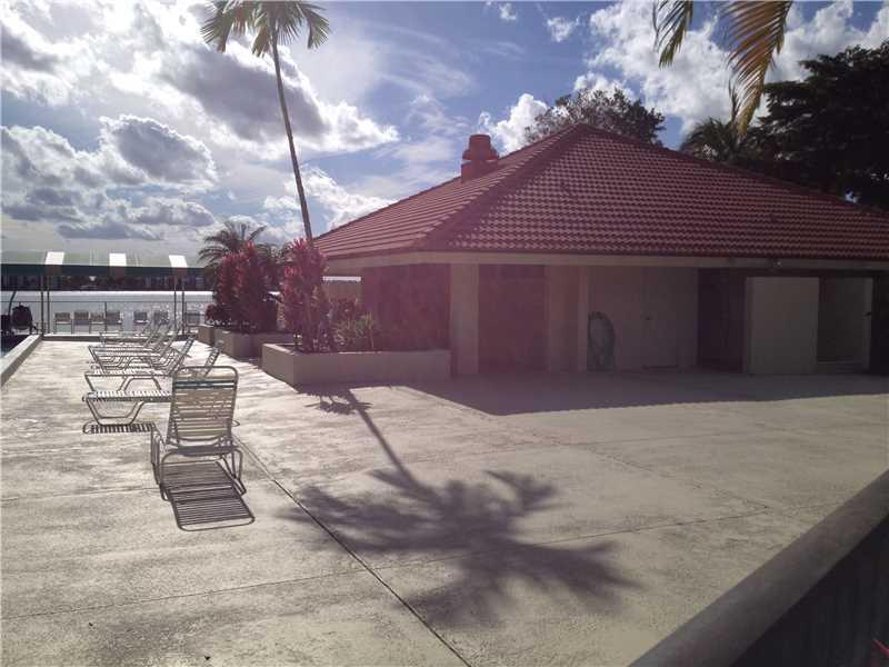 LAKE EMERALD - Residential