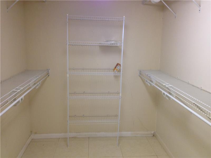 LAKE EMERALD - Residential