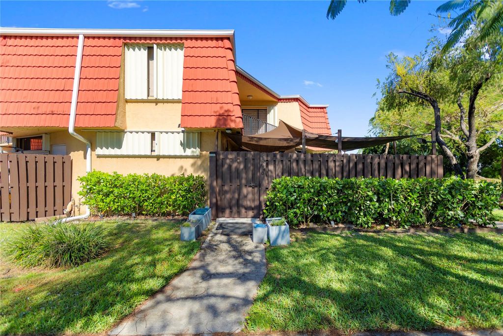 Photo of 22940 Oxford Place #C, Boca Raton, FL 33433 (MLS # F10549895)