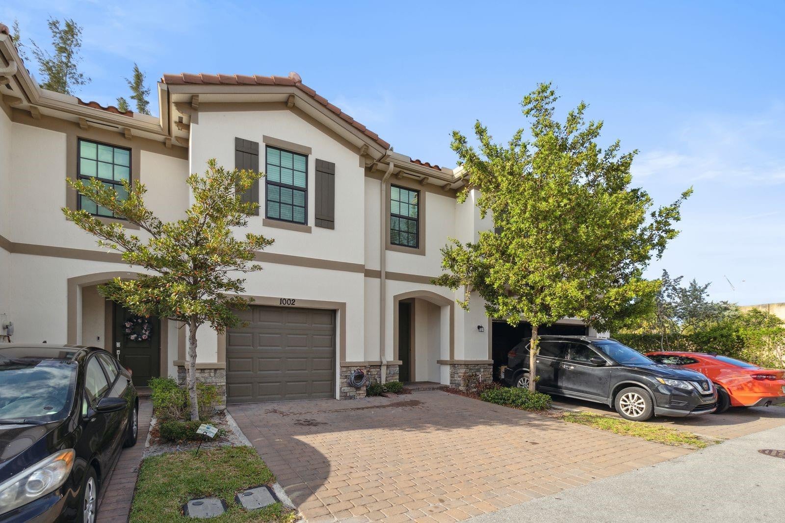 1002 SWEET BRIAR Lane