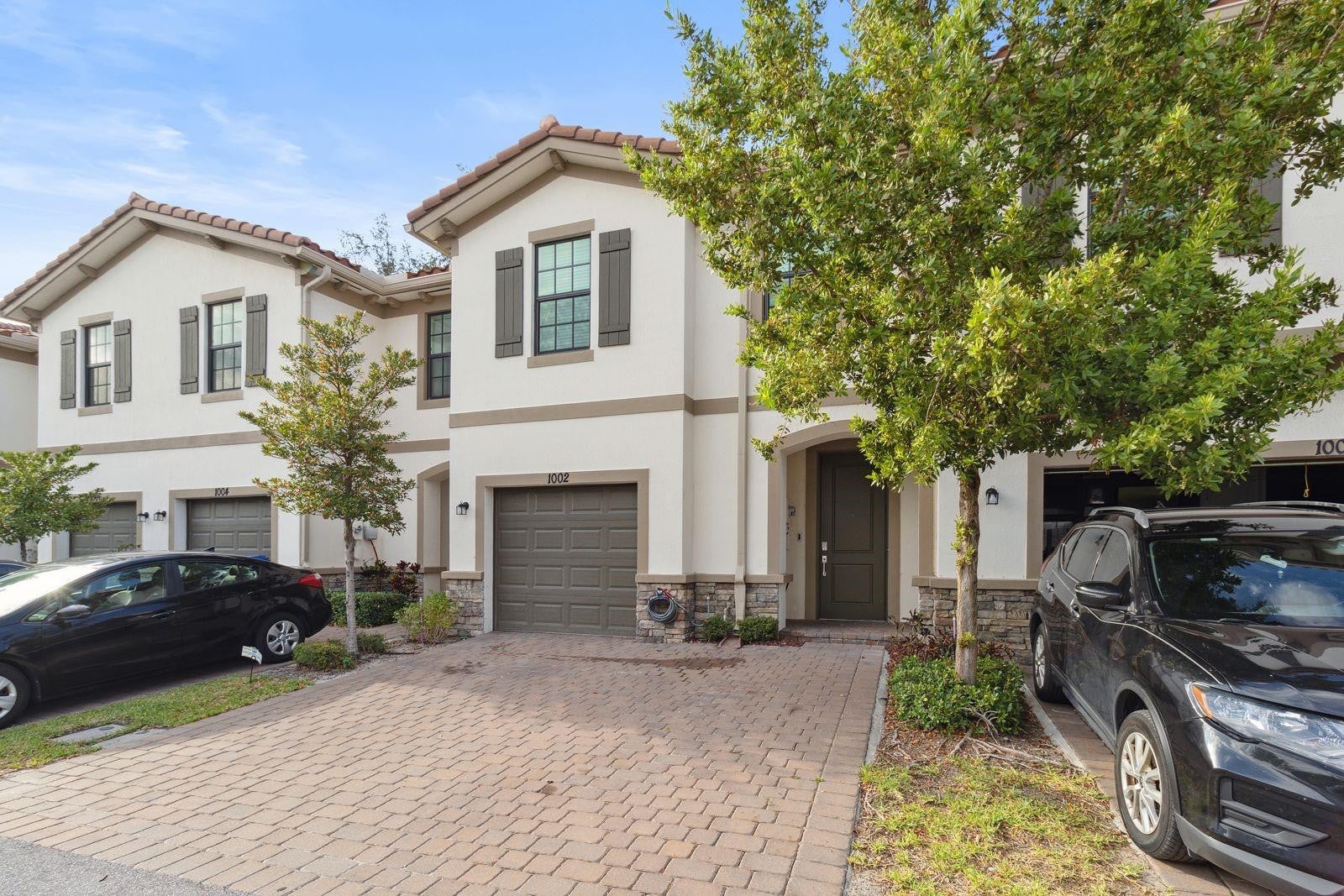 1002 SWEET BRIAR Lane