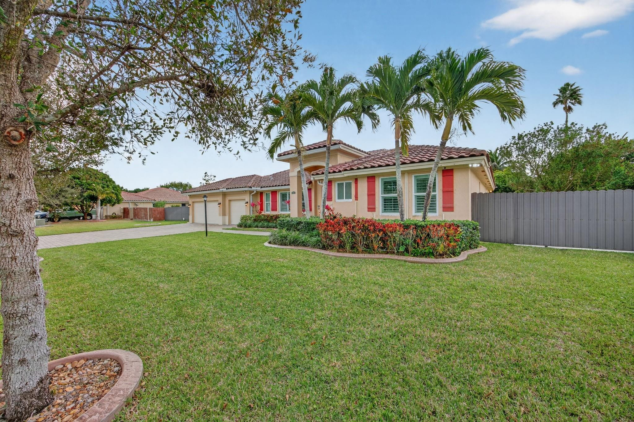 REDLAND REEF - Residential