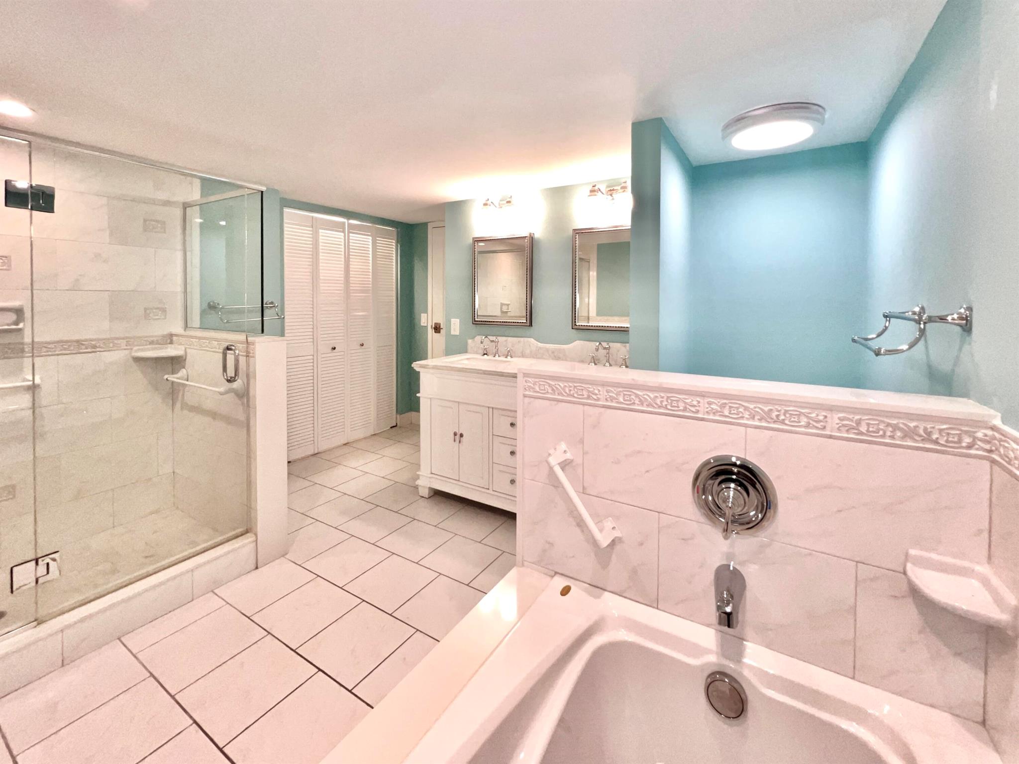 BARCLAY CONDO - Residential
