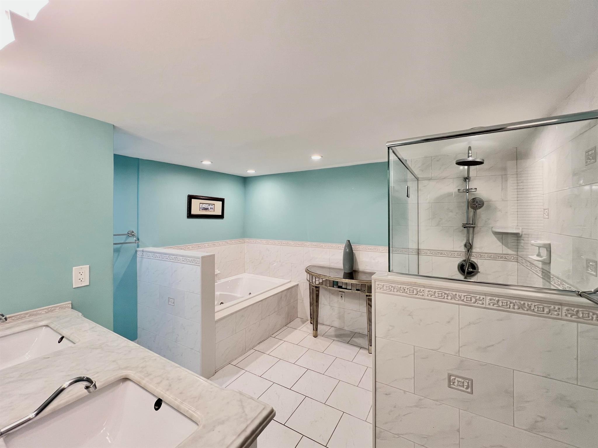 BARCLAY CONDO - Residential