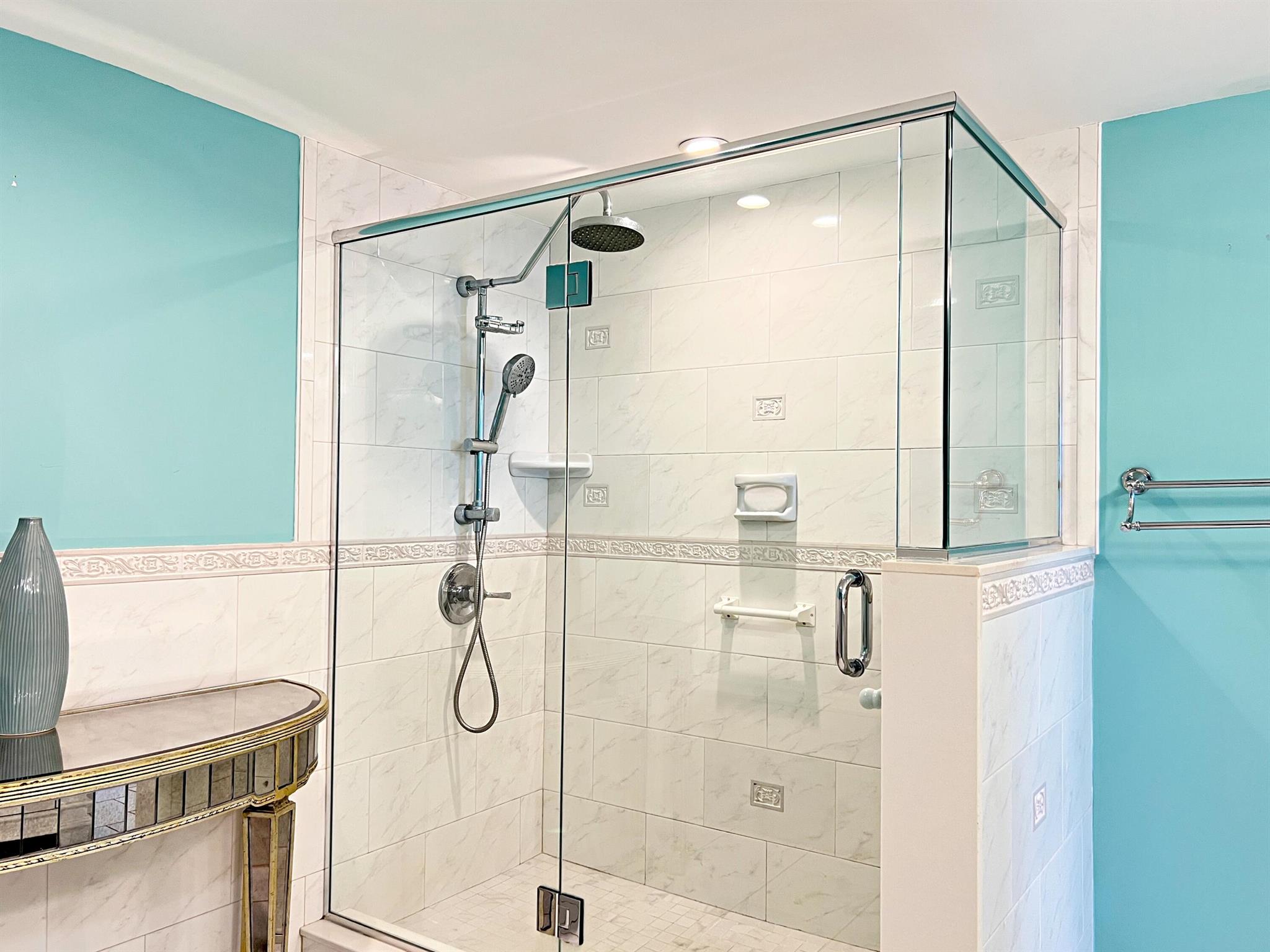 BARCLAY CONDO - Residential