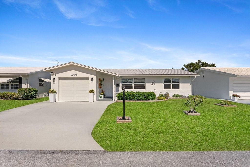 Photo of 1001 SW 6th Avenue, Boynton Beach, FL 33426 (MLS # F10537334)