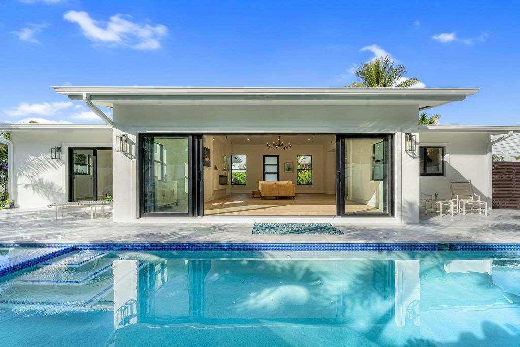 Photo of 433 Aylesbury Road, Delray Beach, FL 33444 (MLS # R11144798)