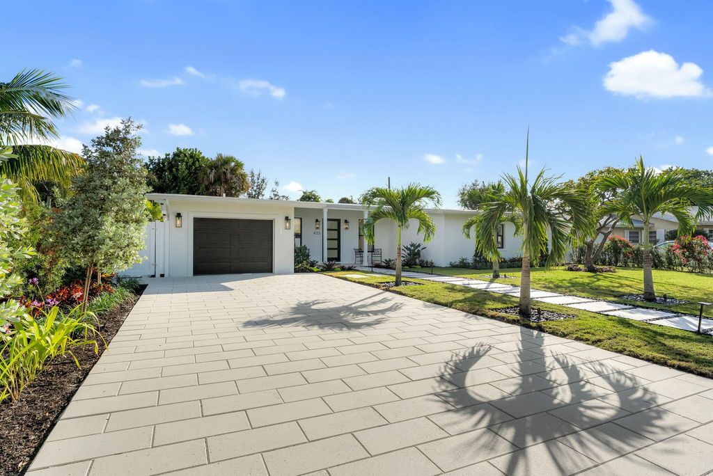 Photo of 433 Aylesbury Road, Delray Beach, FL 33444 (MLS # R11144798)