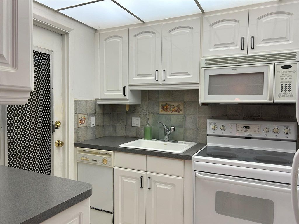 Photo of 2050 NE 39th Street NE #E207, Lighthouse Point, FL 33064 (MLS # B26027435)