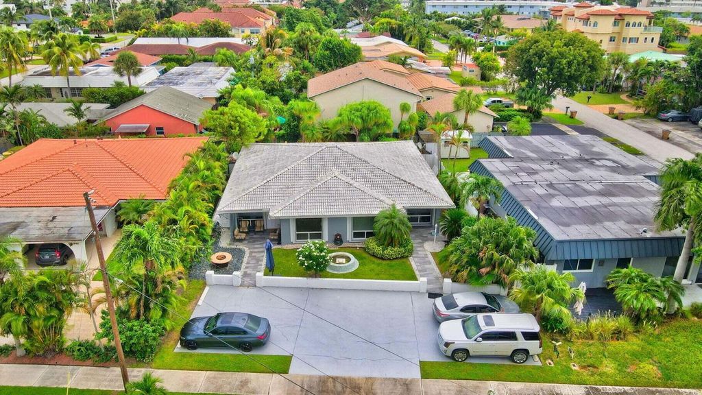 Photo of 620 NE 19th Avenue, Deerfield Beach, FL 33441 (MLS # R11100014)