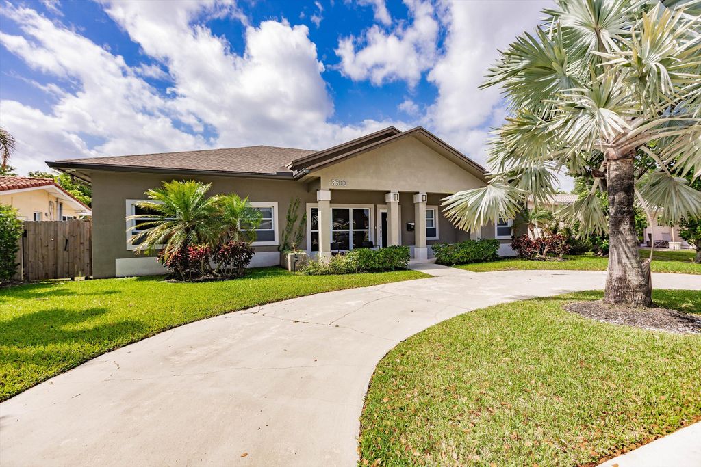 Photo of 3660 S Longfellow Circle, Hollywood, FL 33021 (MLS # B26019486)