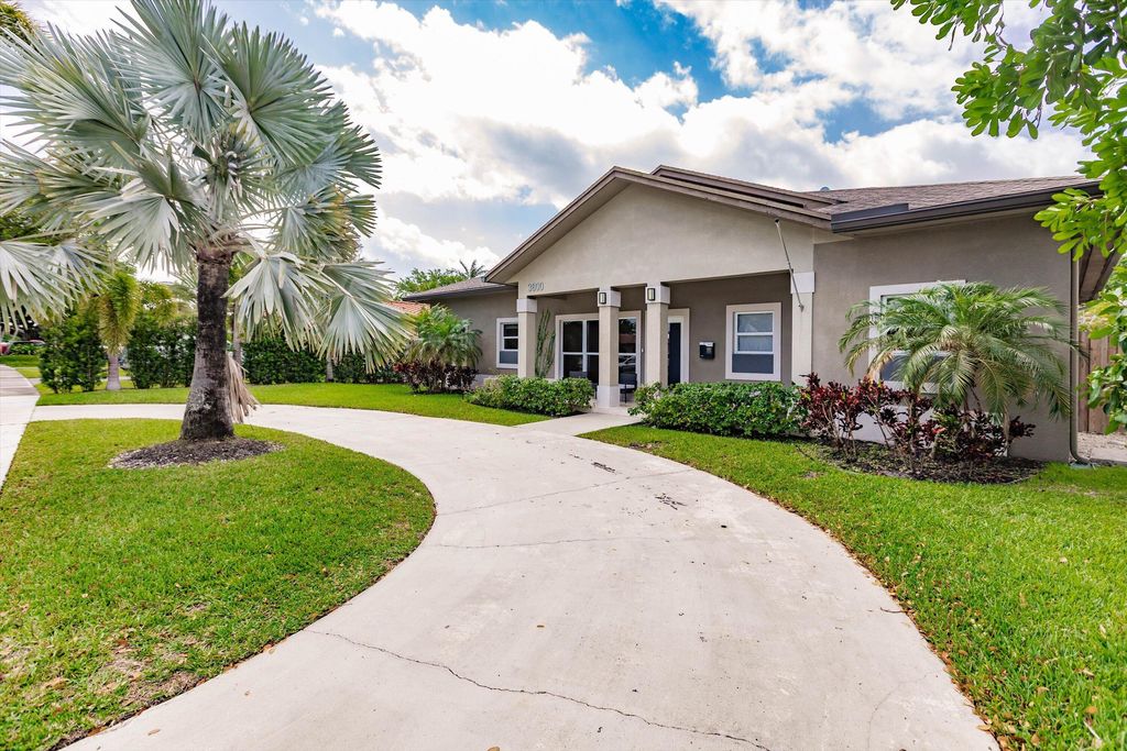 Photo of 3660 S Longfellow Circle, Hollywood, FL 33021 (MLS # B26019486)