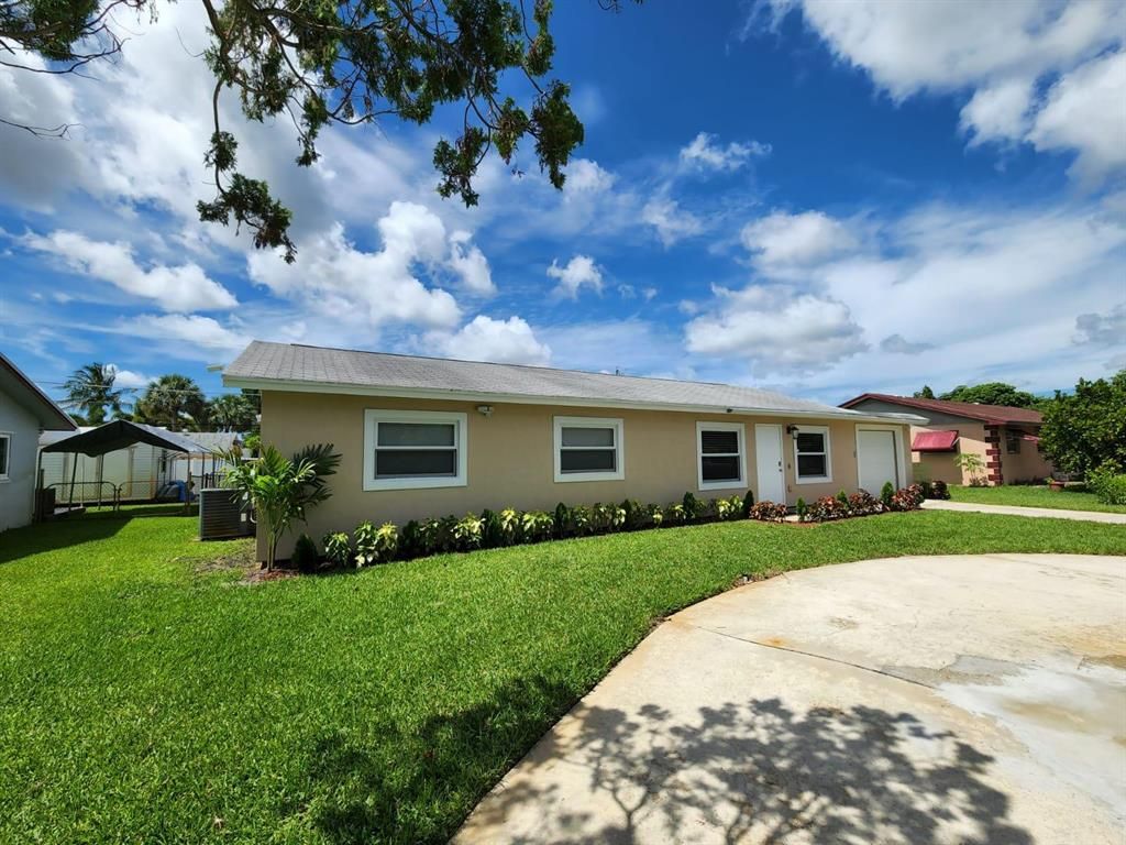 Photo of 3328 Diamondhead Road Rd, Lake Worth Beach, FL 33462 (MLS # R10807598)
