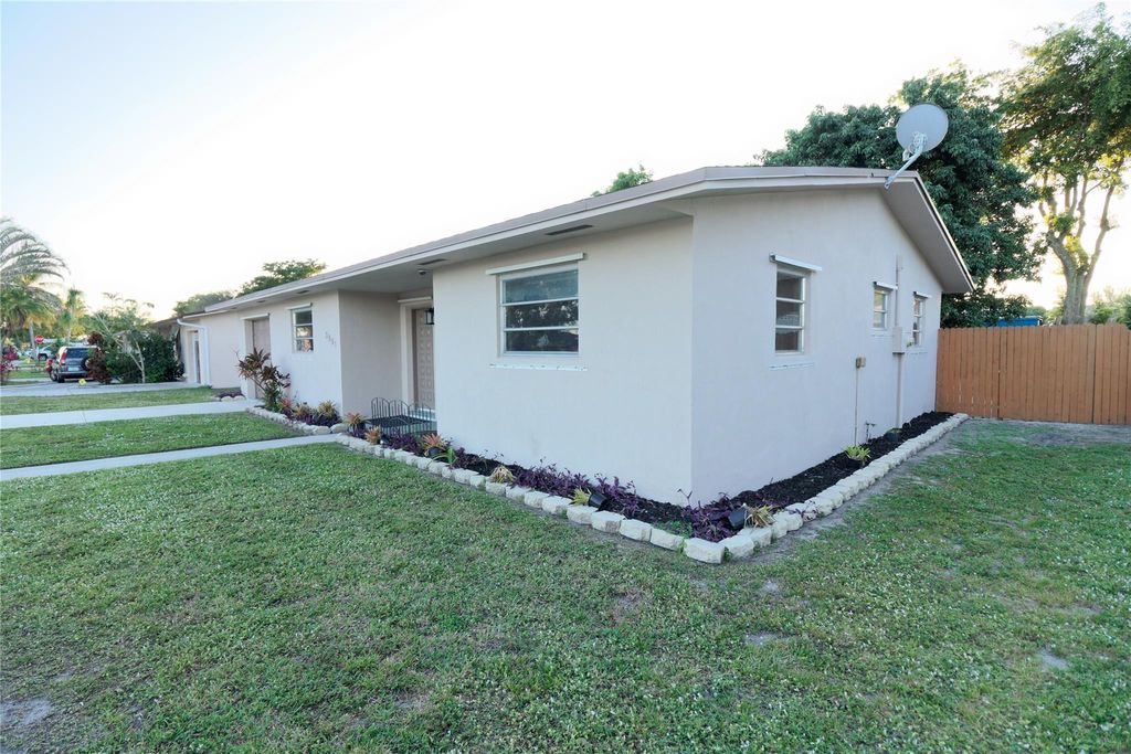 Photo of 3891 NW 78th Ave, Davie, FL 33024 (MLS # F10542586)