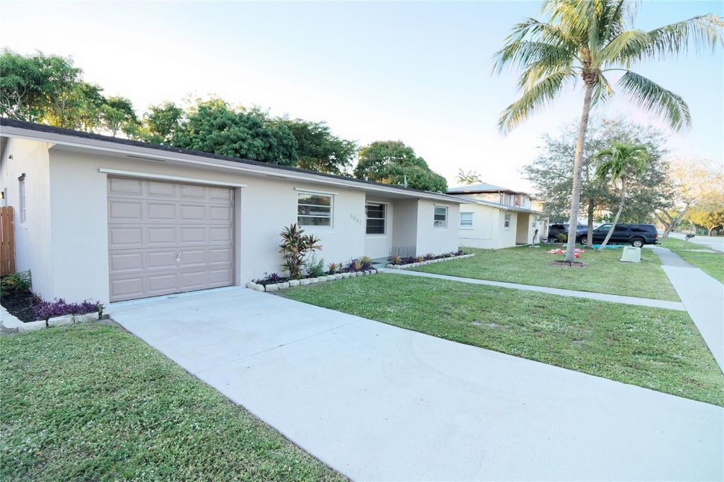 Photo of 3891 NW 78th Avenue, Davie, FL 33024 (MLS # F10542586)