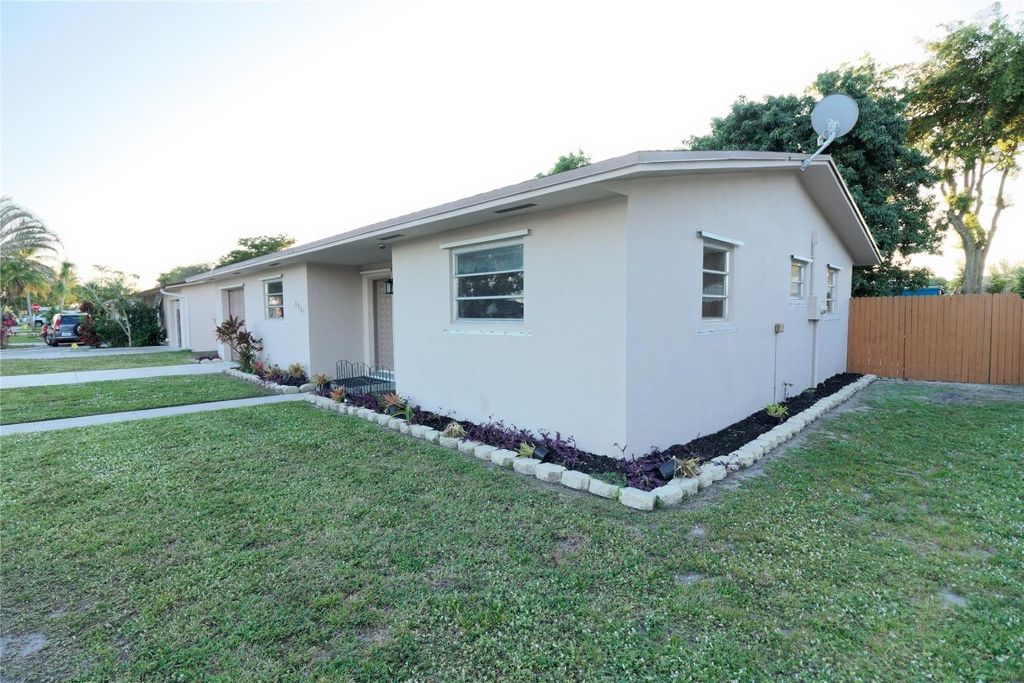 Photo of 3891 NW 78th Avenue, Davie, FL 33024 (MLS # F10542586)