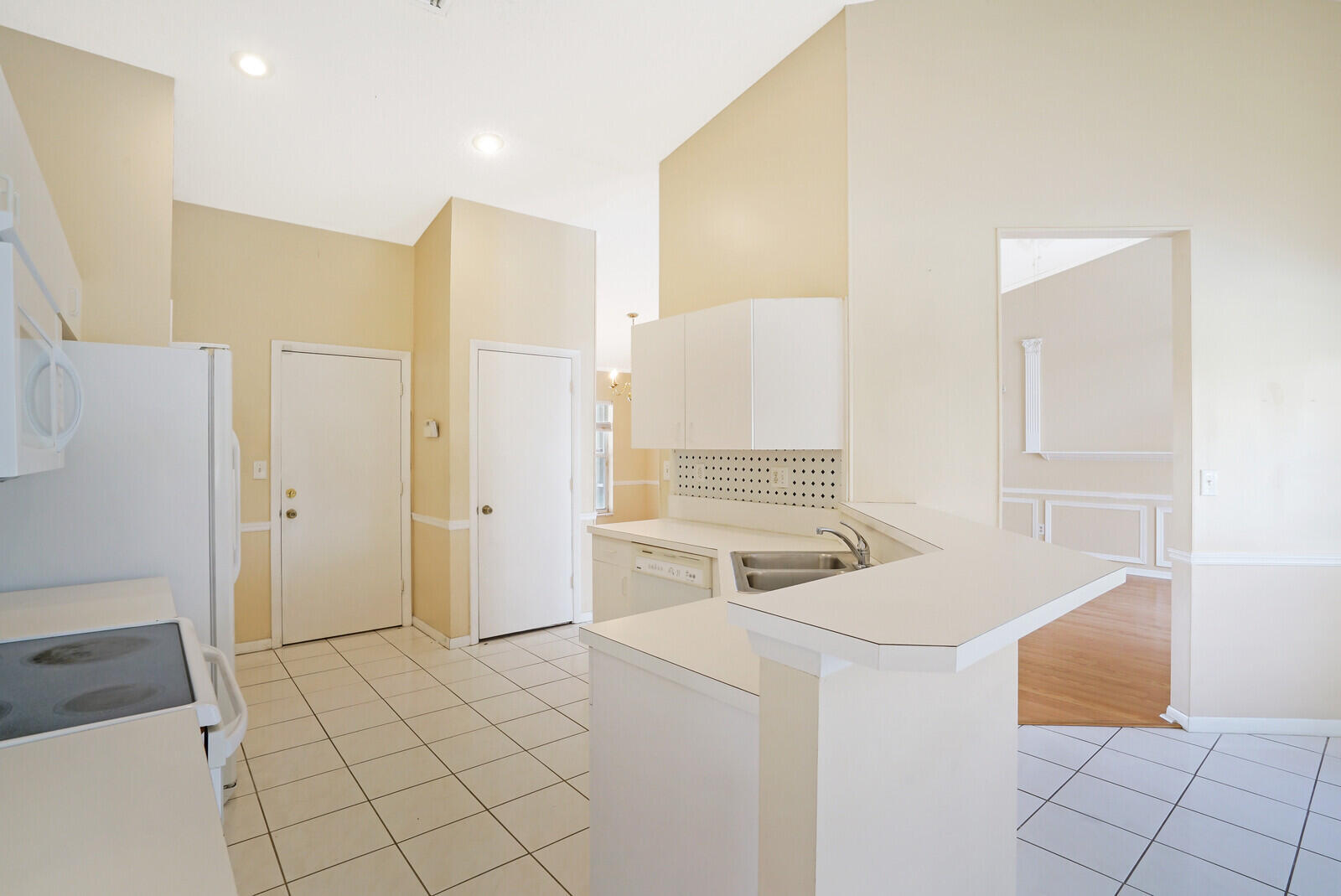WHITEHORSE ESTATES - Residential Lease