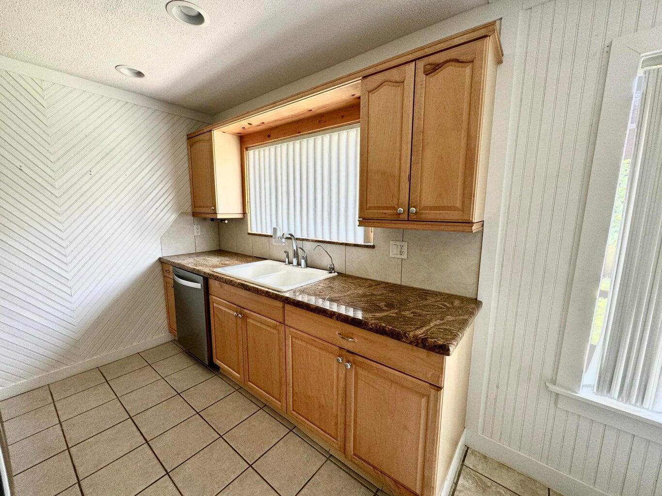 FOREST CONDO - Residential Lease