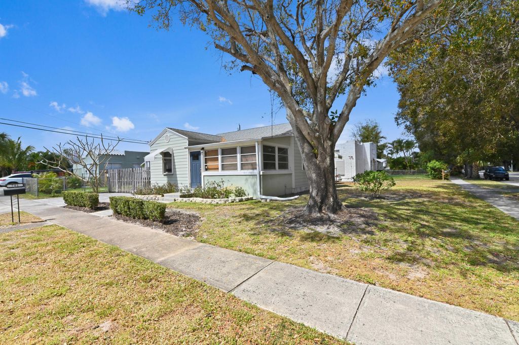 Photo of 701 Palmetto Street, West Palm Beach, FL 33405 (MLS # B26004466)