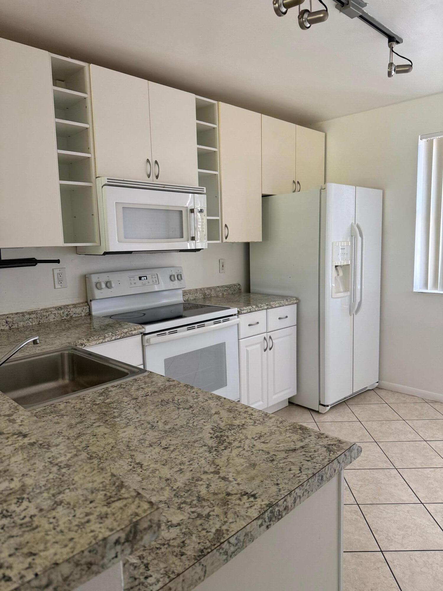 5721 Riverside Drive 301b5, Coral Springs, FL, 33067/$220,000 4 5721 Riverside Drive 301b5