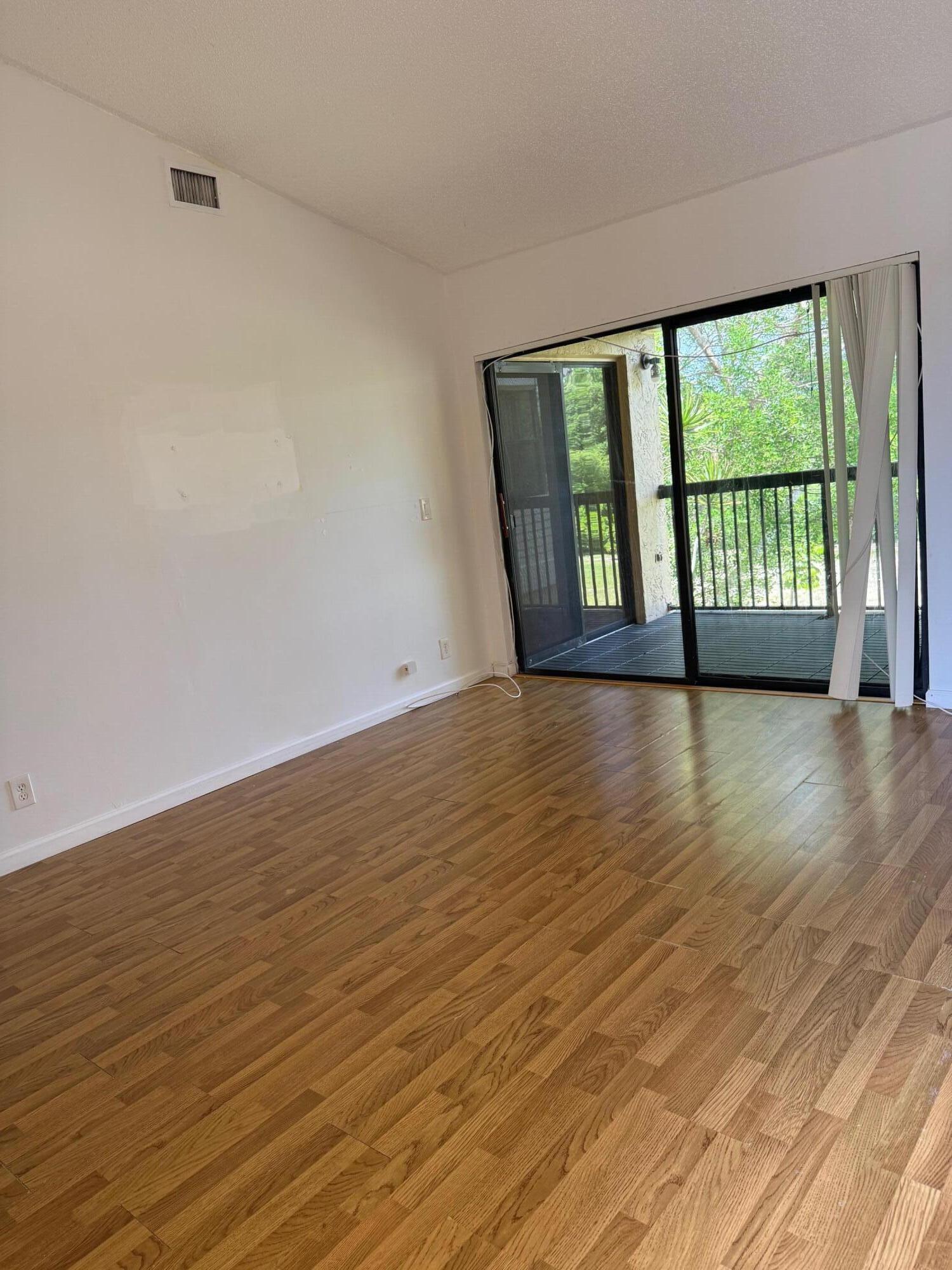 5721 Riverside Drive 301b5, Coral Springs, FL, 33067/$220,000 2 5721 Riverside Drive 301b5