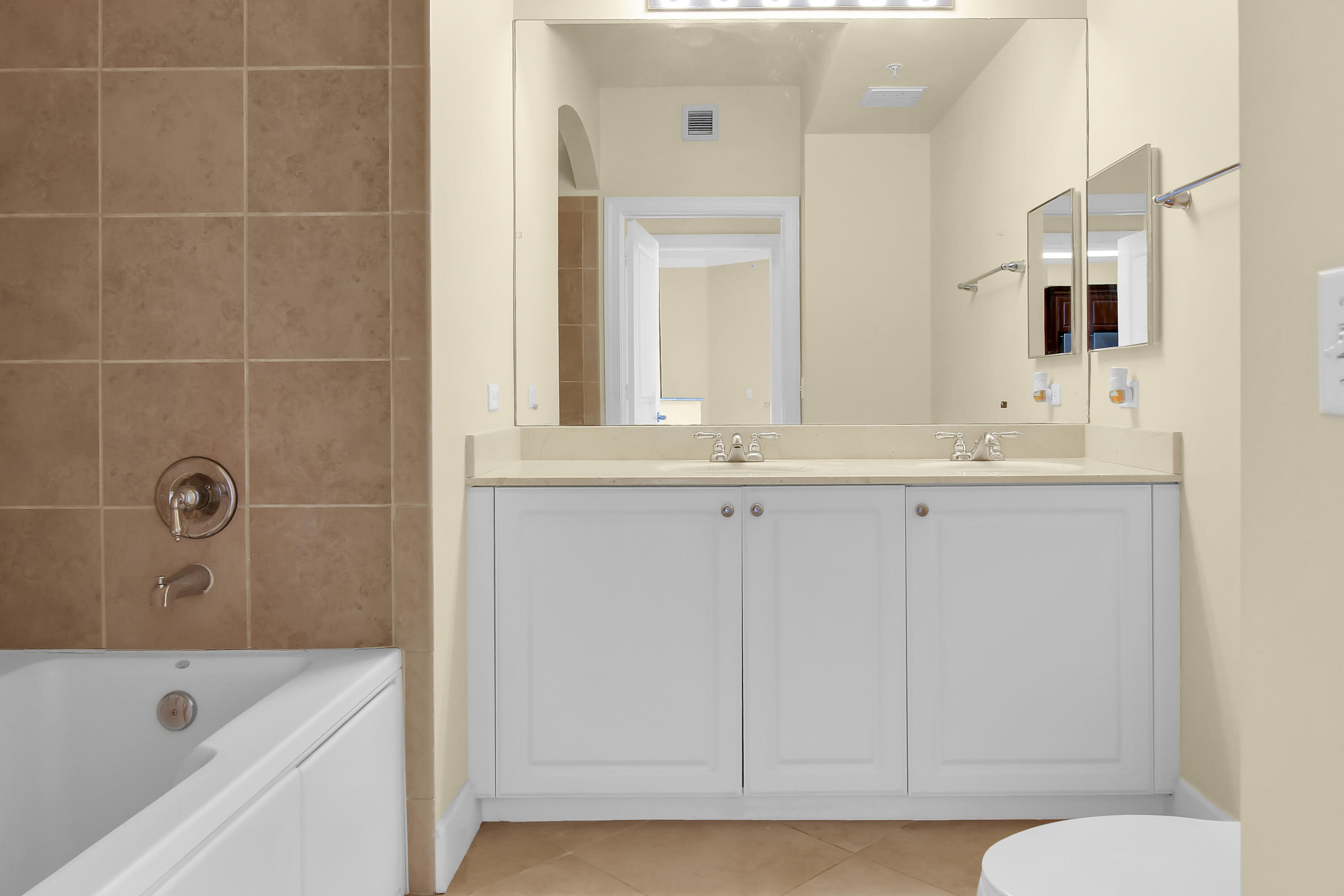 VIZCAYA LAKES CONDO - Residential