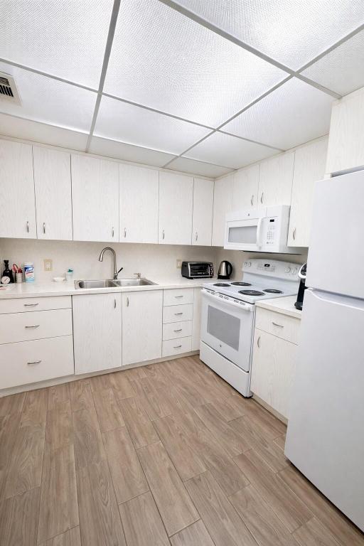 CENTURY VILLAGE CONDO - Residential Lease